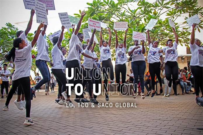 Bild från Union to union av barnmorskor i Ghana som demonstrerar för bättre rättigheter
