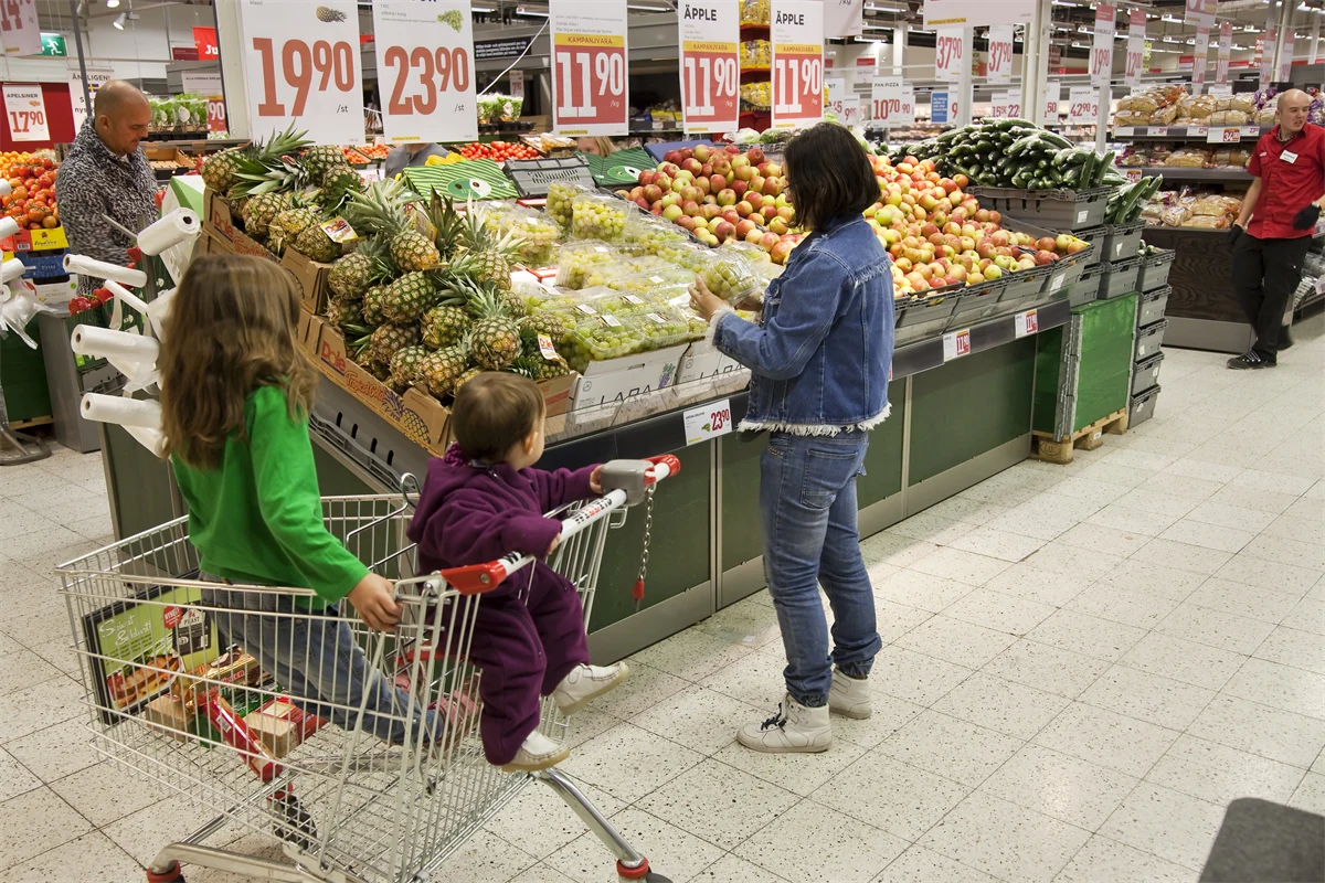 Kund vid grönsaksdisk