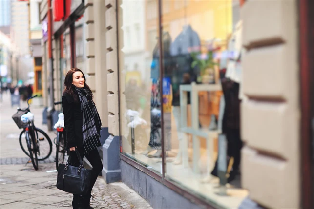 En person som går längs en stadsgata